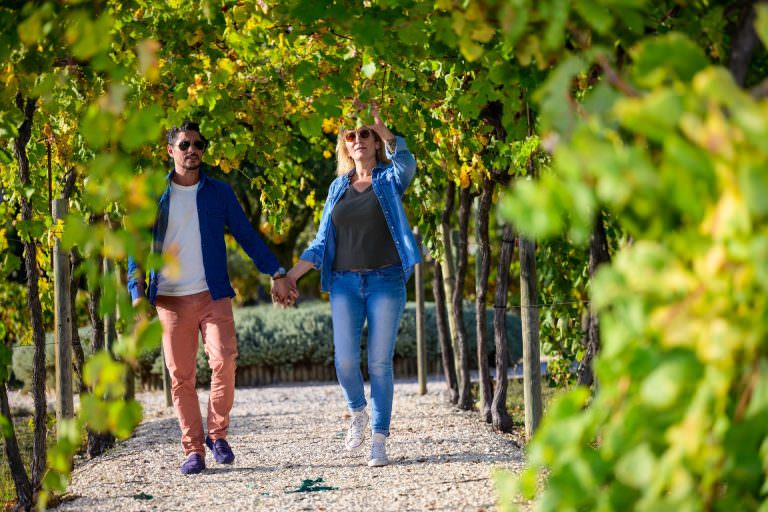 Abbaye de Valmagne © Régis Domergue Couple qui visite l'Abbaye de Valmagne au milieu des vignes