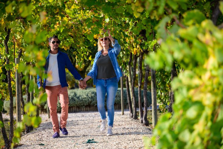 Couple qui visite l'Abbaye de Valmagne au milieu des vignes