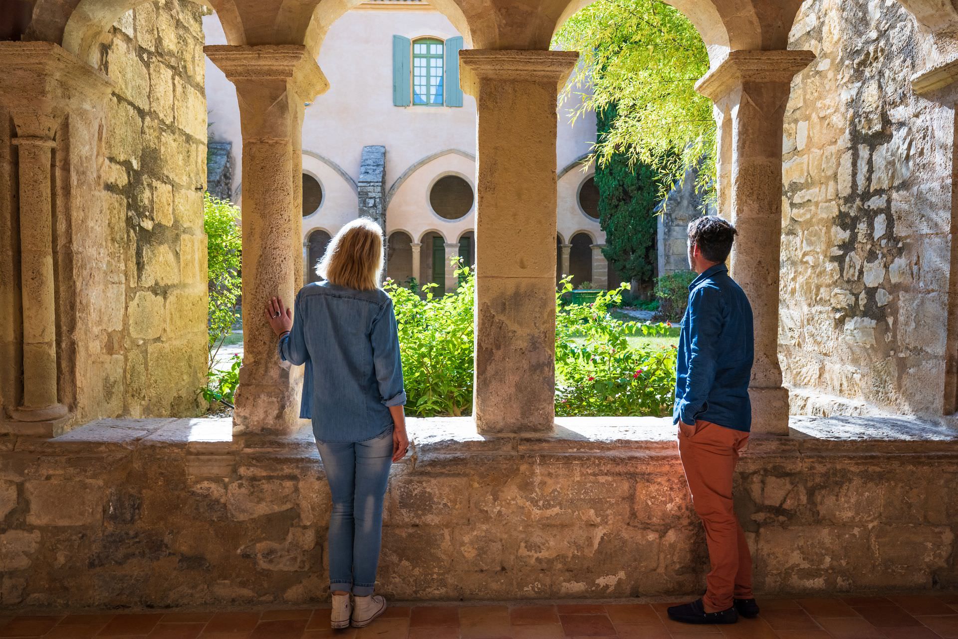 Couple qui visite l'Abbaye de Valmagne