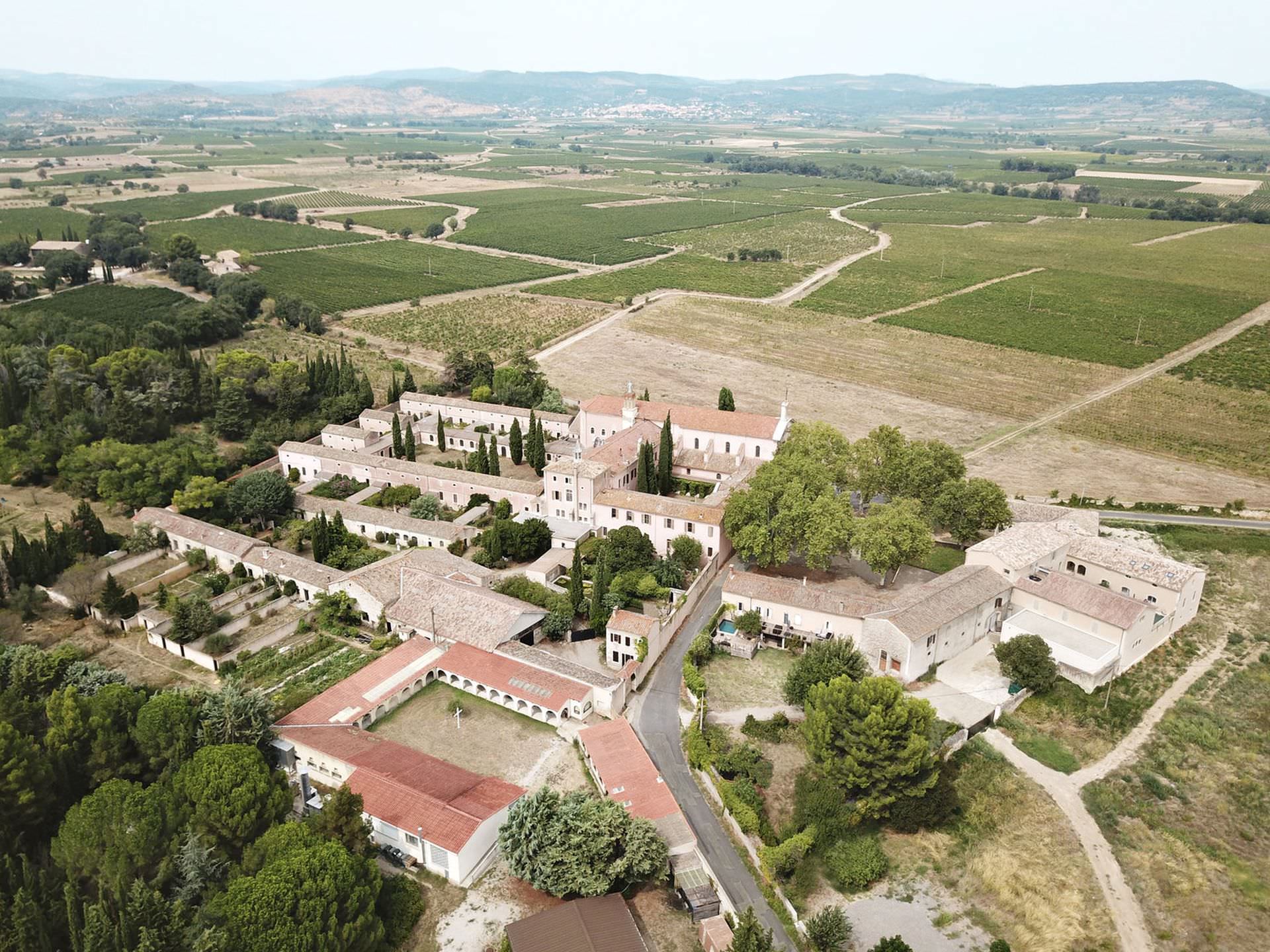 Vue du ciel sur le domaine La Chartreuse de Mougères à Caux près de Pézenas