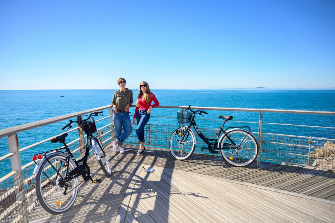 A vélo sur la corniche à Sète © Regis Domergue