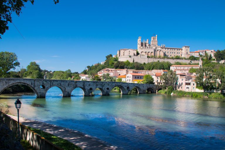 Vue sur le Pont Vieux et de la cathédrale St Nazaire à Béziers