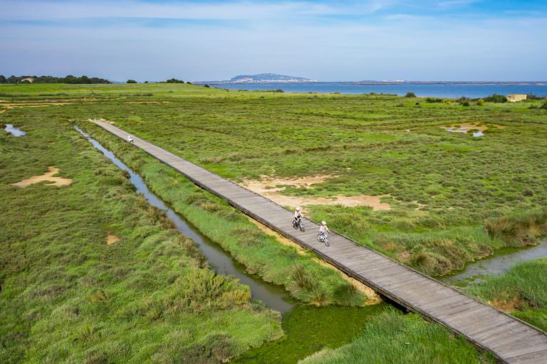 Promenade à vélo sur les rives de l'étang de Thau © Sam Bié Promenade à vélo en famille sur les rives de l'étang de Thau