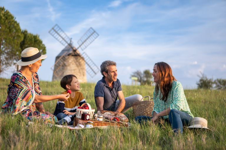 Famille en pique-nique au Moulin de Nissan Lez Ensérune