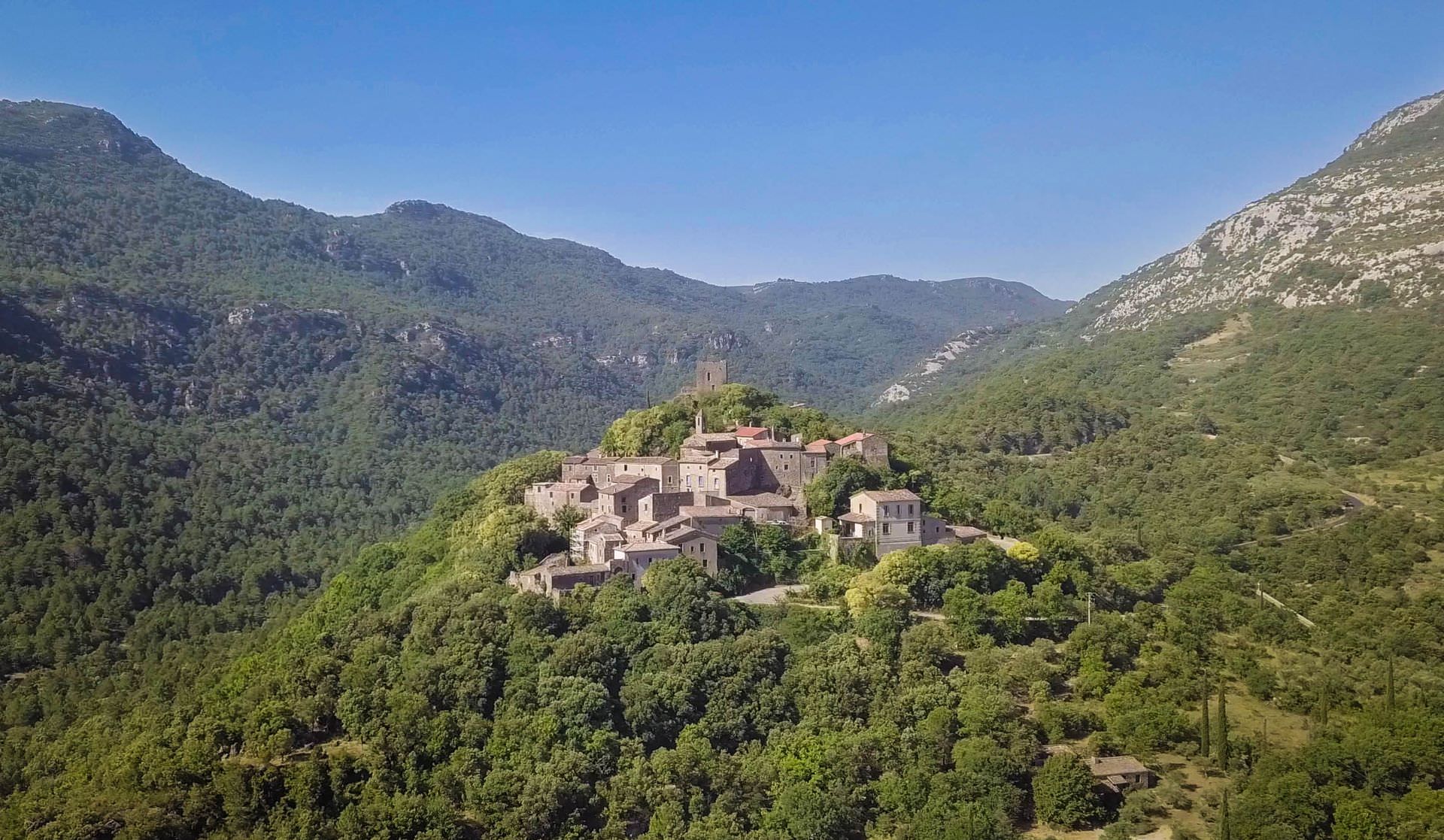 Le village perché de Pégairolles de Buèges dans la vallée de la Buèges