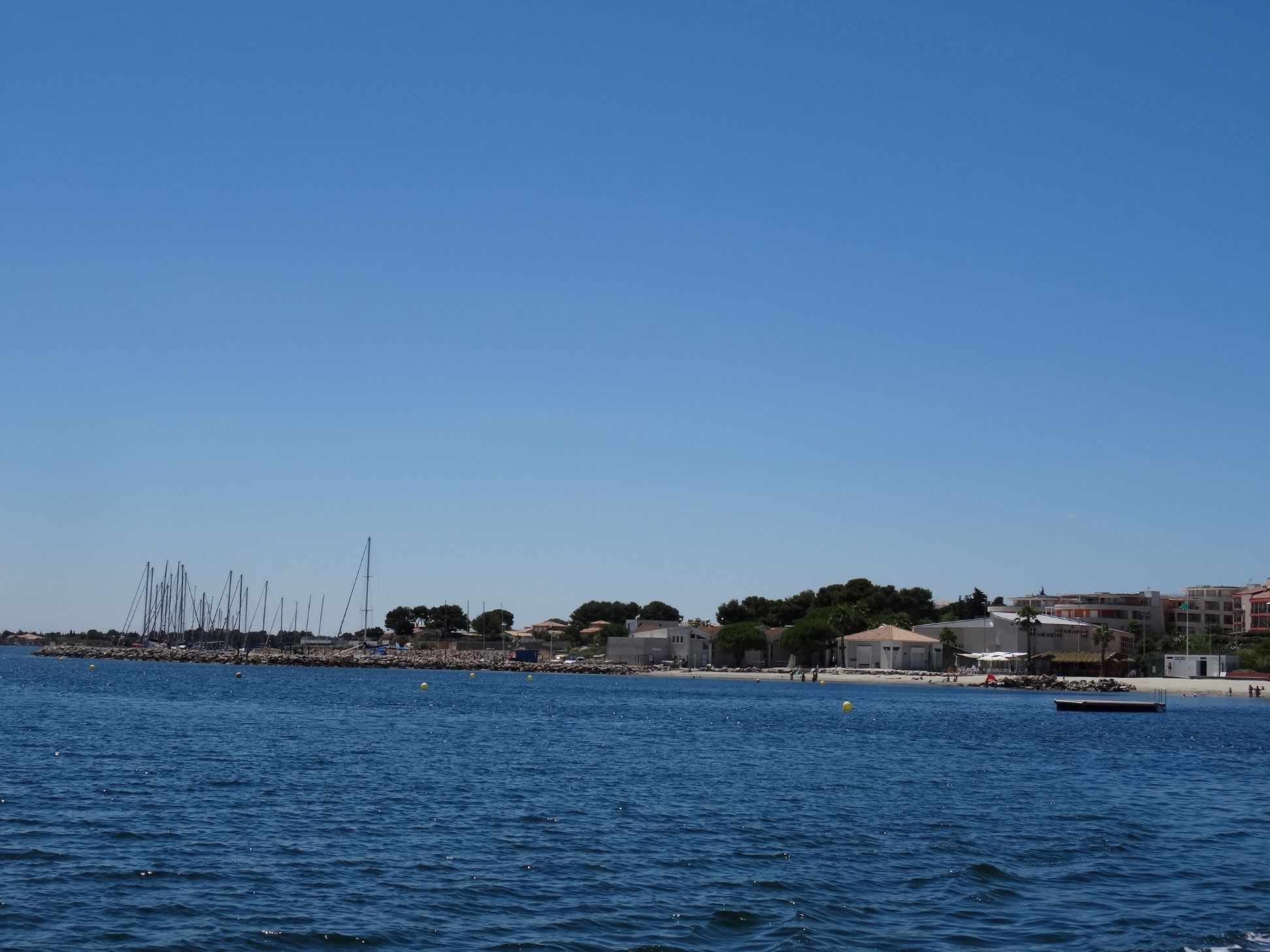 Vue de l'étang de Thau vers la plage du Taurus