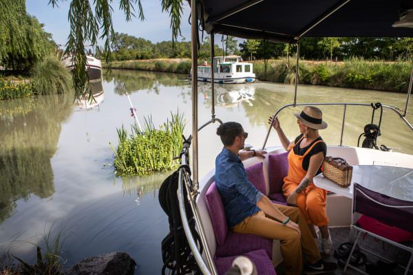 Un couple en Balade en bateaux sur le Port_de_Colombiers