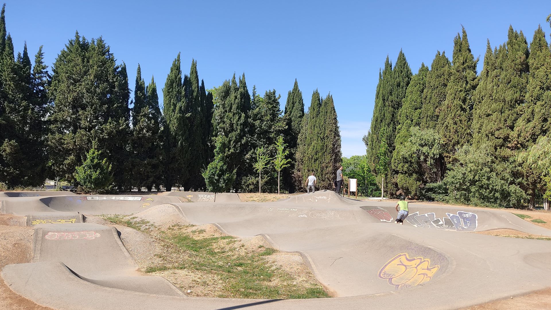 Séance de glisse entre potes sur la pumptrack du parc Montcalm à Montpellier