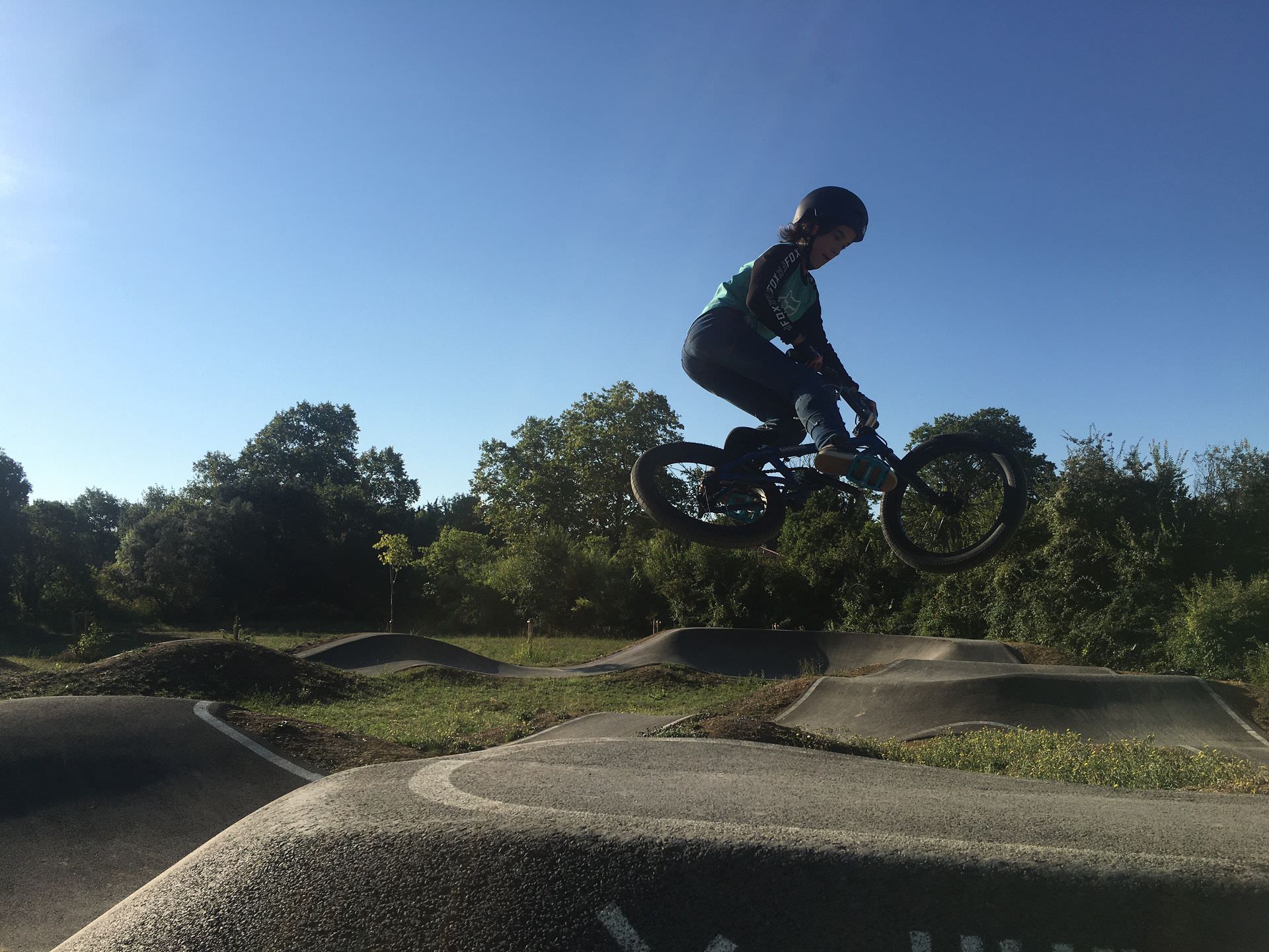 En BMX sur la pumptrack de Saint Drézéry près de Montpellier