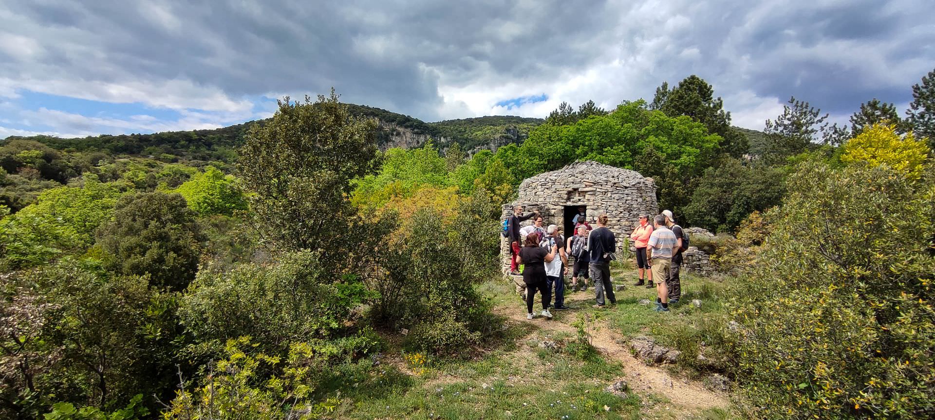 Sortie nature en groupe à Grézac dans le Lodévois aux abords d'une capitelle