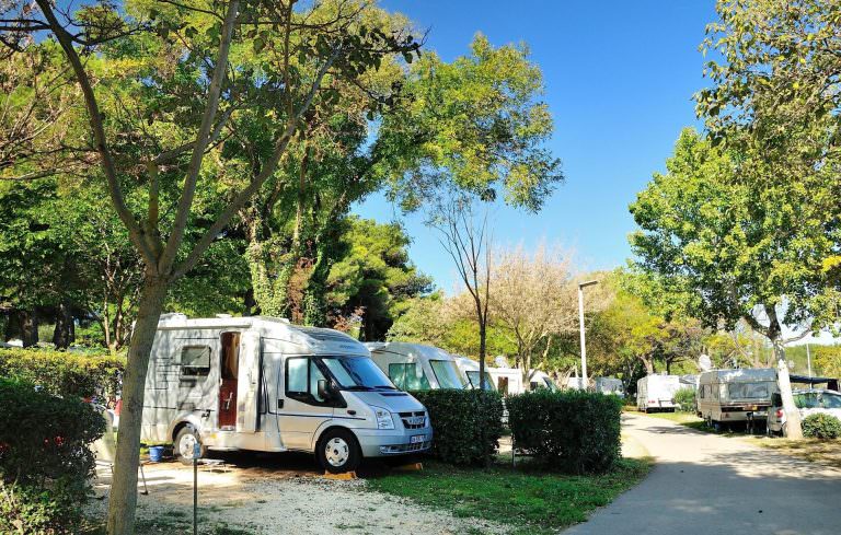 Vue de l'aire de camping car avec ses cheminements et arbres