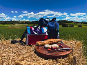 Le Comporte, sac à dos vigneron à destination des familles pour accompagner la découverte des vignobles et le pique-nique