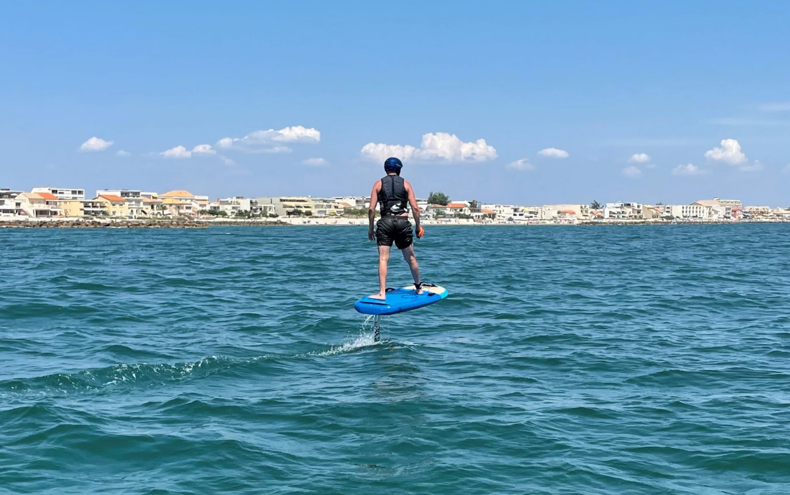 Un homme vole au-dessus de l'eau en e-foil à Carnon