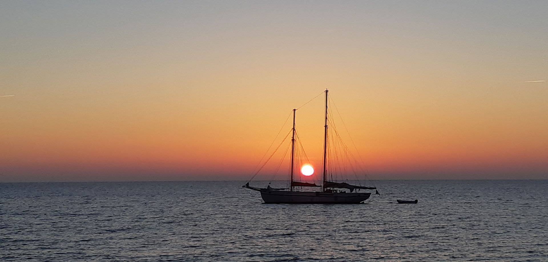 Bateau aviguant au coucher de soleil