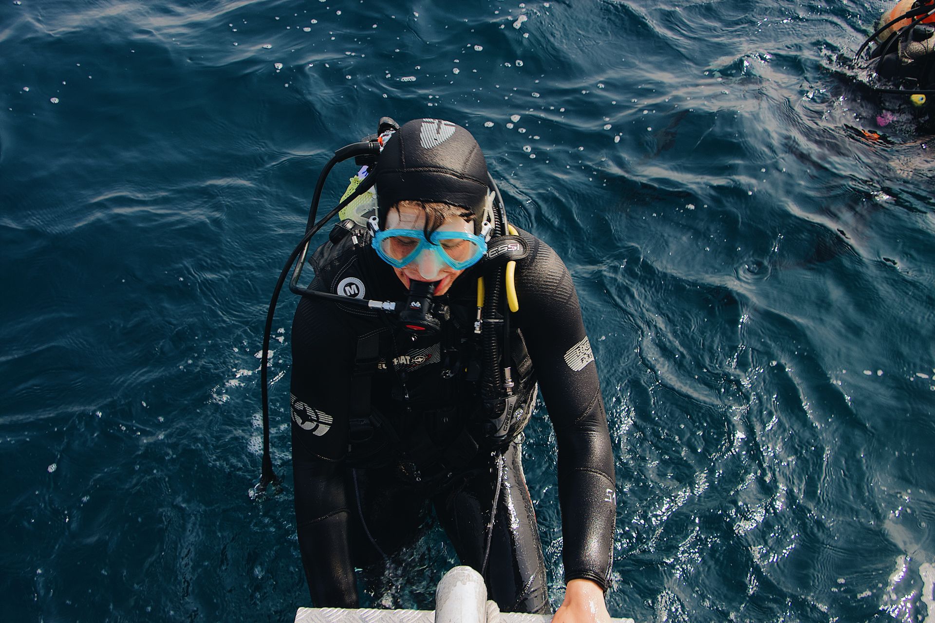 Plongeur prêt à explorer la vie sous-marine