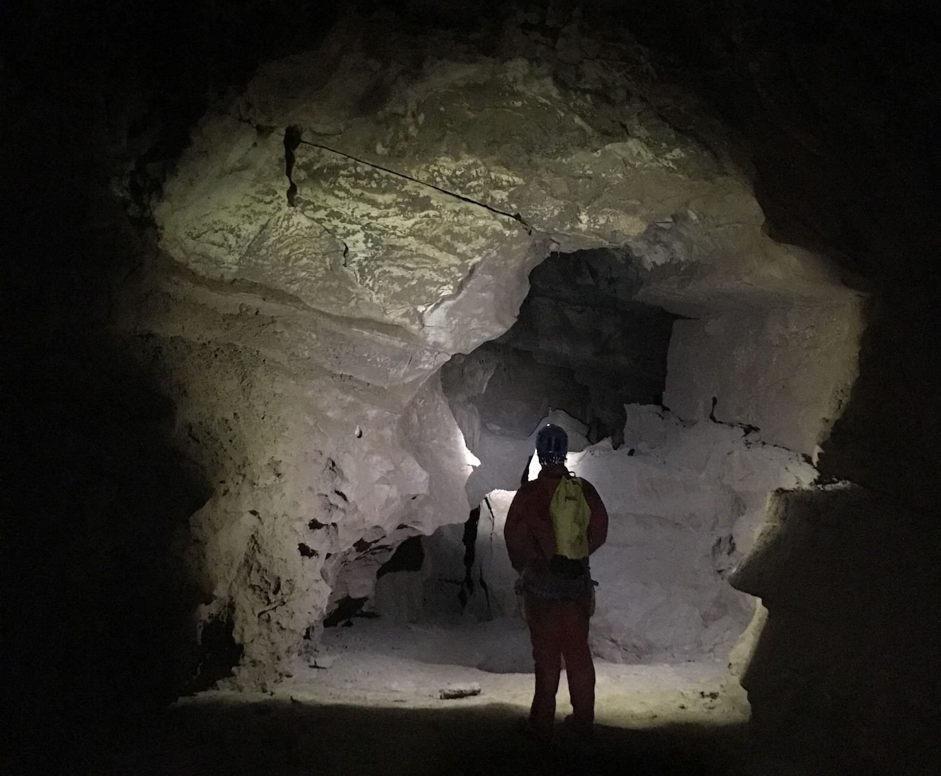 Spéléologie entre copines dans les gorges de l'Hérault - Tourisme Hérault