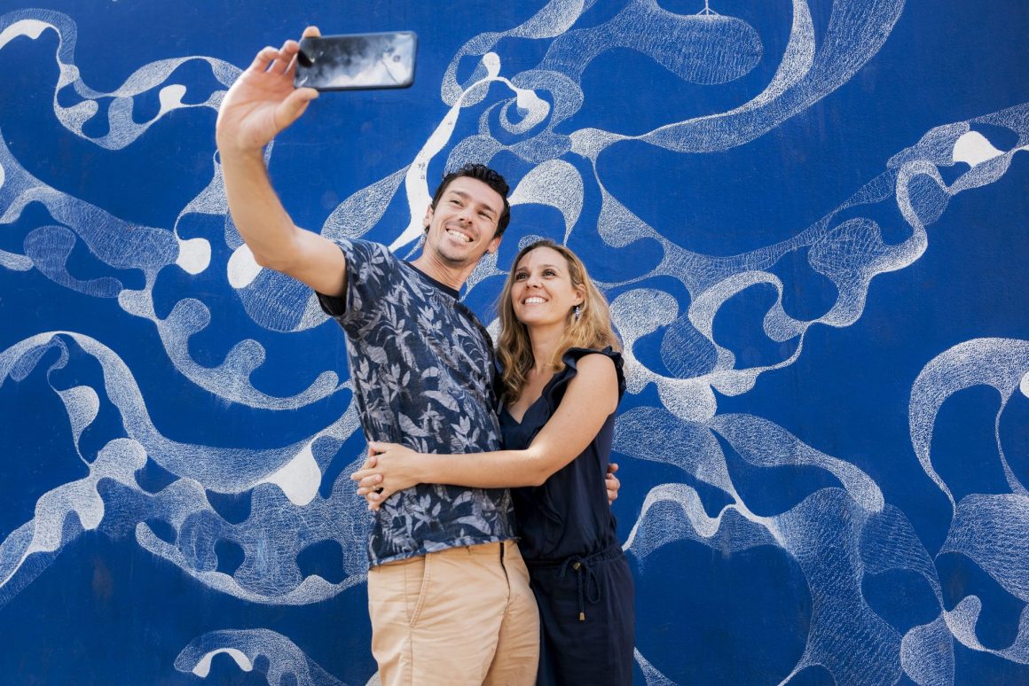 Couple en selfie devant une oeuvre du MACO à Sète