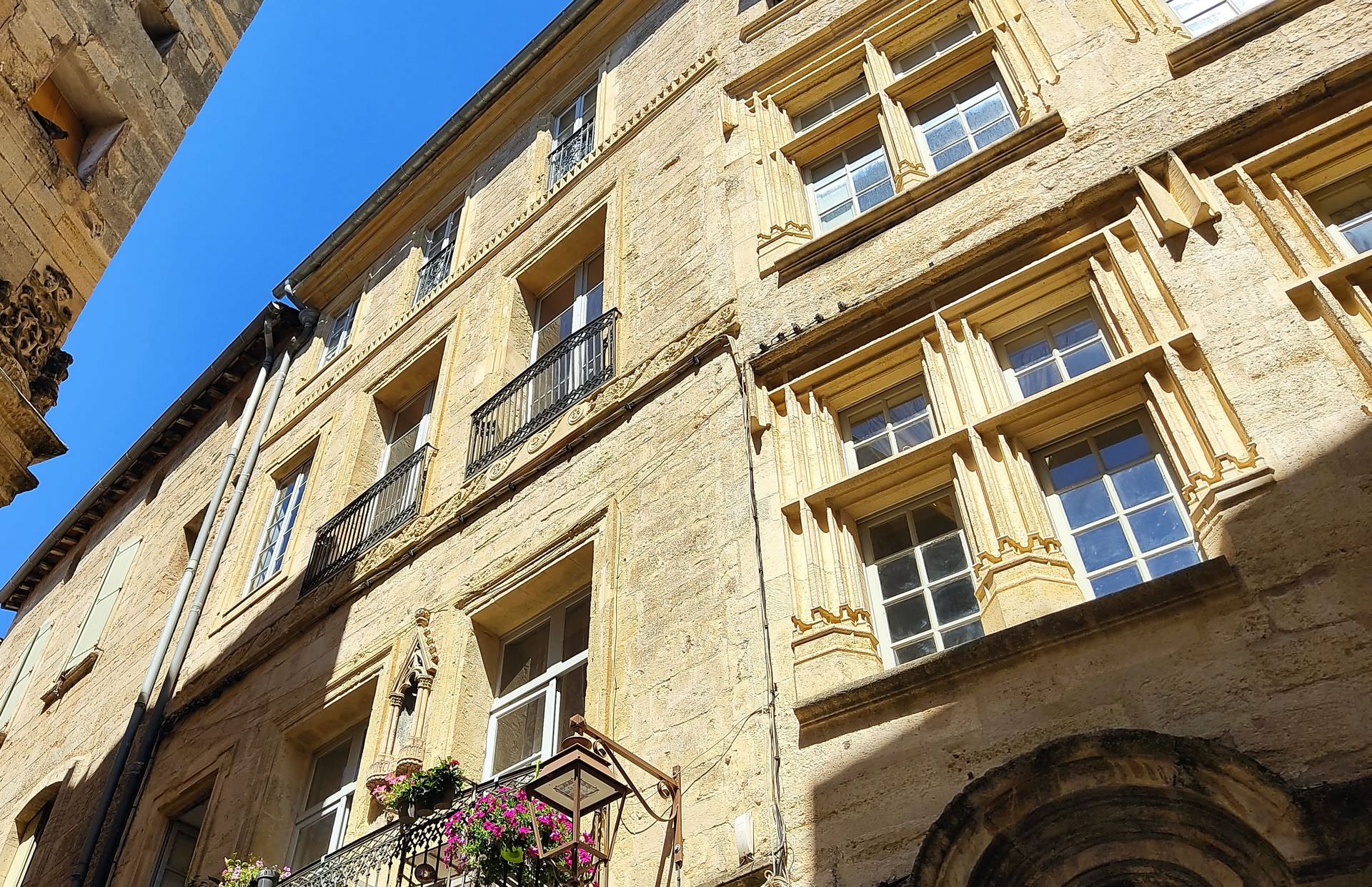 Façade avec fenêtres à meneaux dans les ruelles médiévales de Pézenas