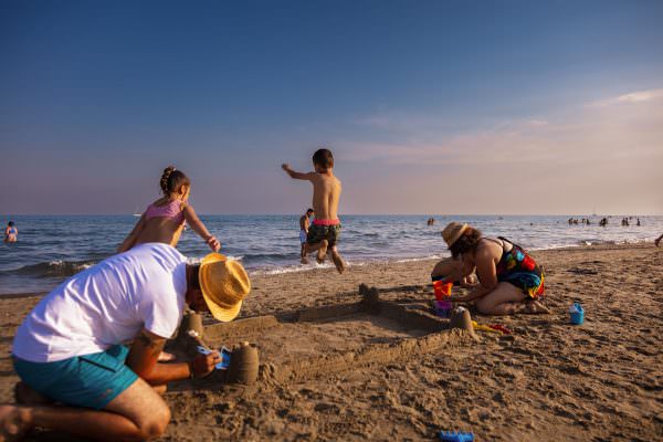 Famille à la plage de Carnon