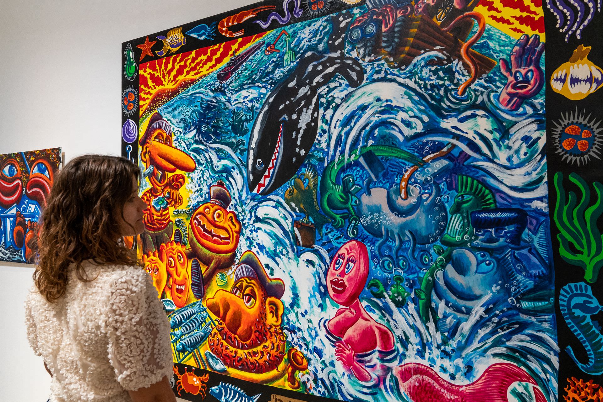 Jeune femme qui visite le Musée Paul Valery à Sète