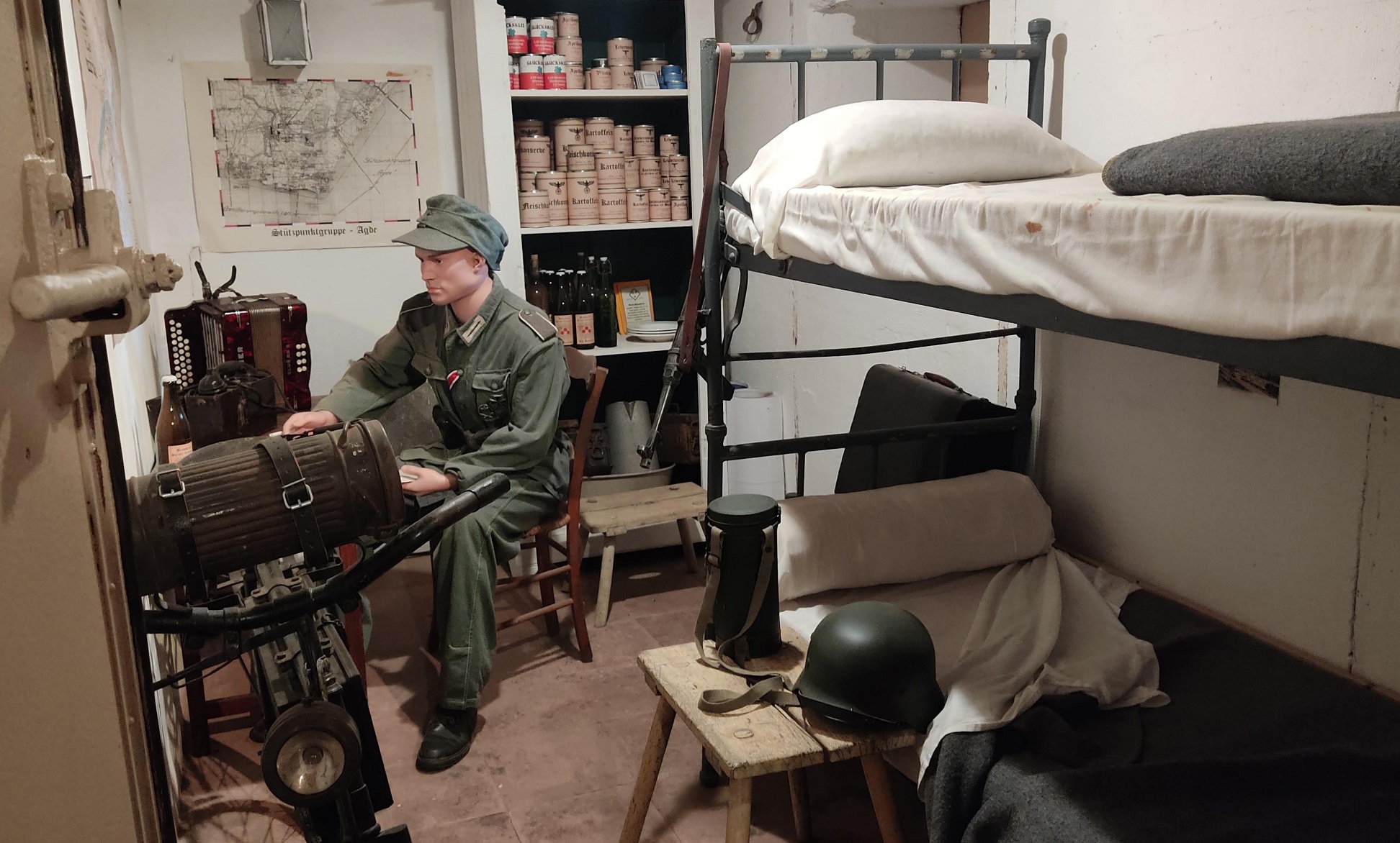 Scène d'un soldat de la 2ème guerre mondiale attendant dans un bunker