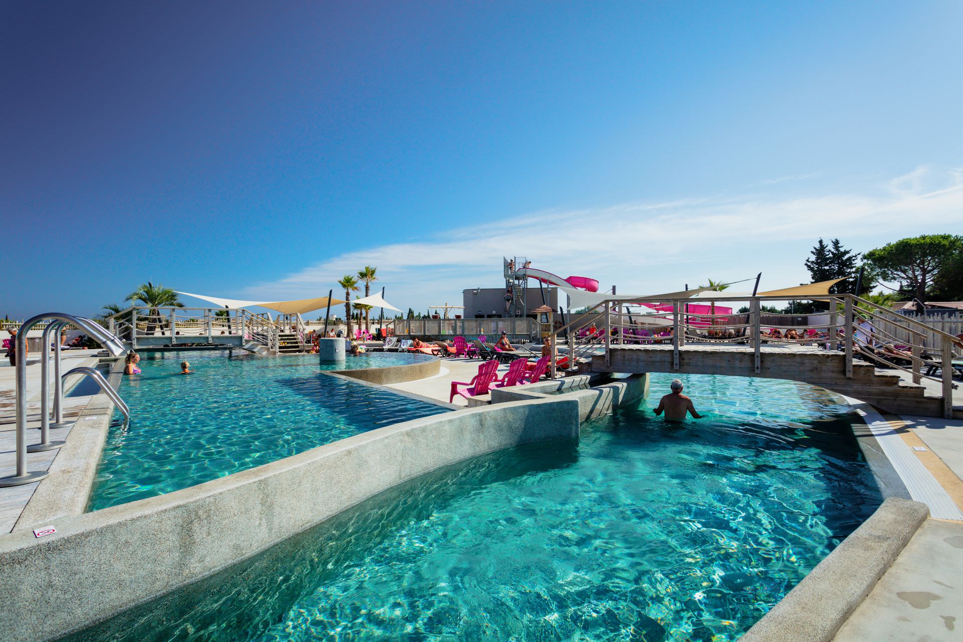 Vue sur l'espace aquatique de 2300 m2 du camping Mas des Lavandes à Valras