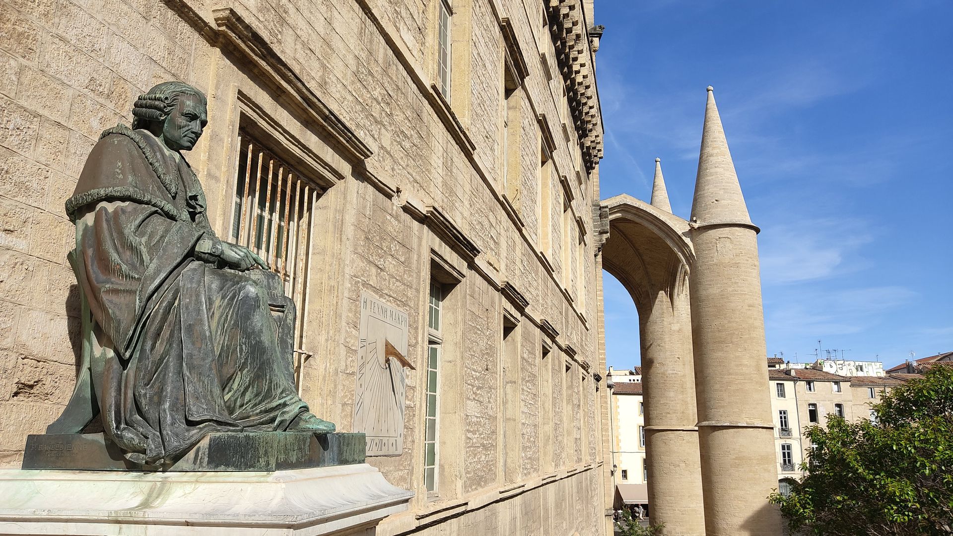 Vue sur la façade de la Faculté de Médecine et entrée de la cathédrale Saint Nazaire à Montpellier
