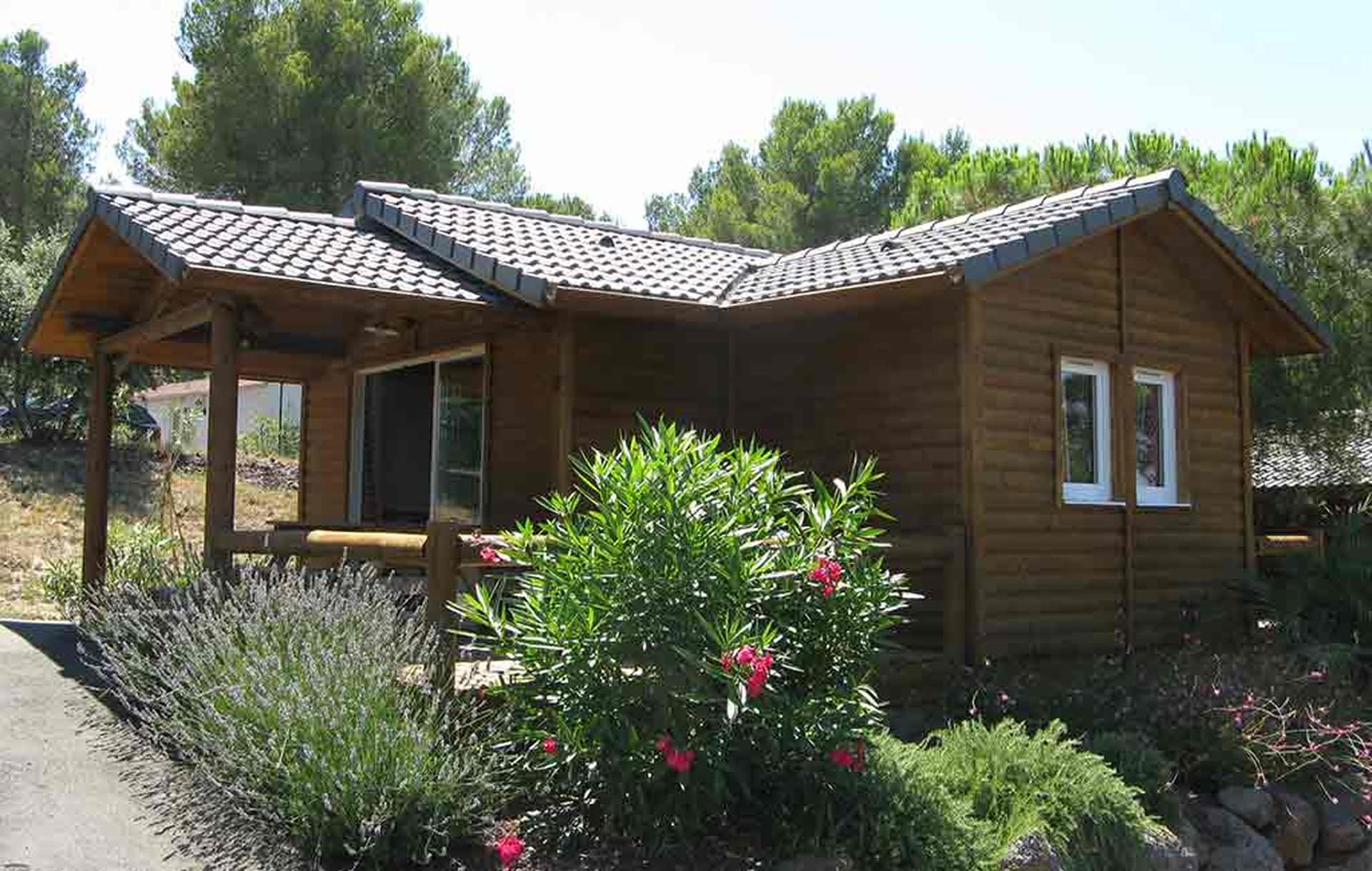 Vue sur un chalet du parc résidentiel de loisirs Les Hauts de Baldy au Cap d'Agde