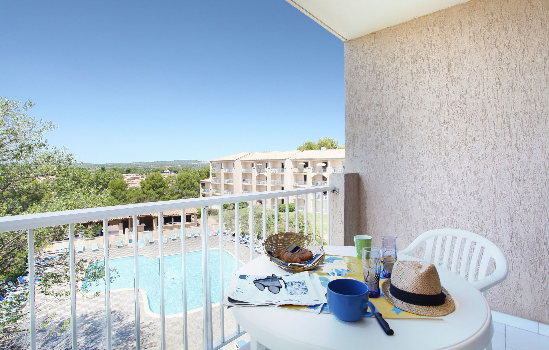 Vue sur la piscine depuis la terrasse d'un appartement de la résidence Les Hauts de Balaruc à Balaruc Les Bains