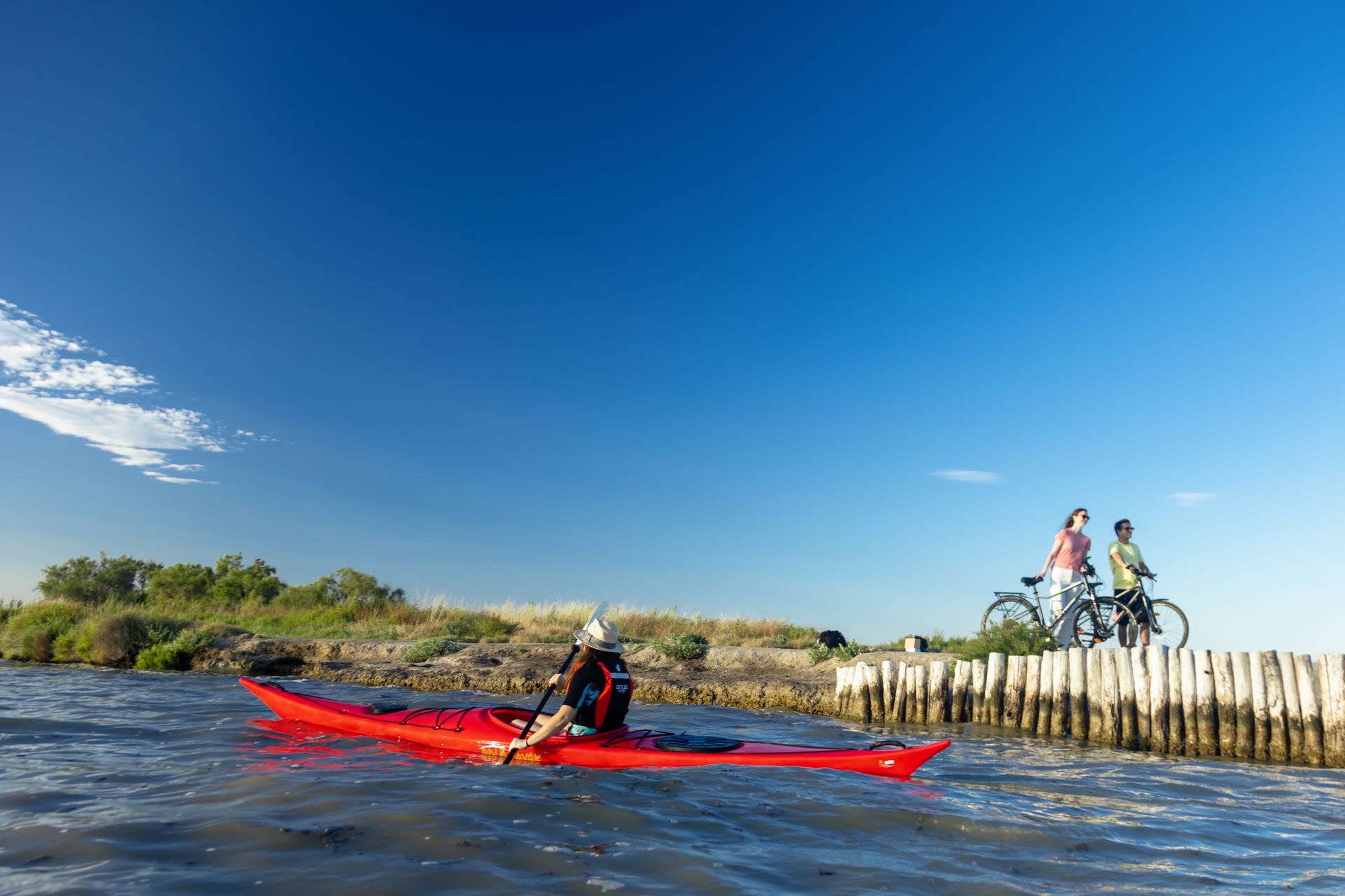 Pointe du Salaison - étang de l'or en kayak © Hervé Leclair - Aspheries - Hérault Tourisme Jeune femme en kayak sur la Pointe du Salaison - étang de l'or à Mauguio