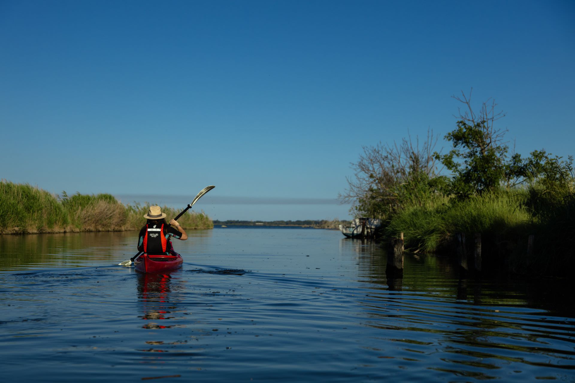 Jeune femme en kayak sur la Pointe du Salaison - étang de l'or à Mauguio