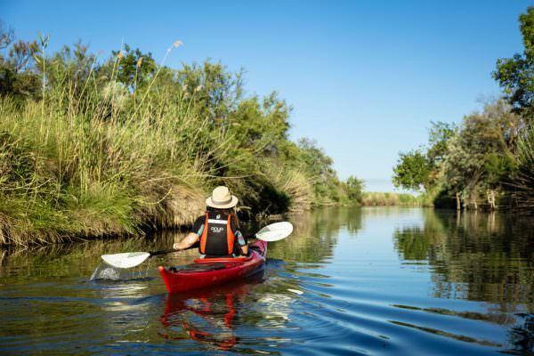 Jeune femme en kayak sur la Pointe du Salaison - étang de l'or à Mauguio