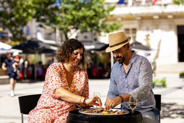 Restaurant sur la Place de l'Hôtel de ville à Mauguio en couple