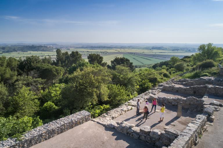 Oppidum d'Ensérune avec vue sur l'étang de Montady en arrière plan