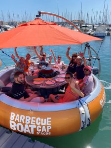 Barbecue sur l'eau entre amis à bord d'un barbecue boat dans le port du Cap d'Agde