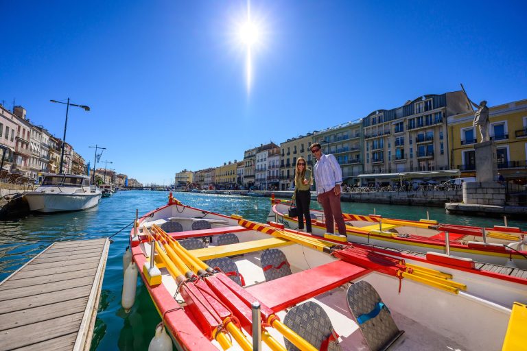 A la découverte de Sète, ses canaux, ses barques traditionnelles en couple