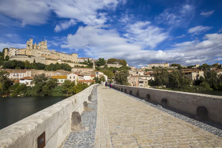 Promenade douce allant du vieux pont à Béziers. Pont avec des dalles de pierres.