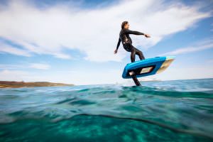 Un homme fait une session d'e-foil