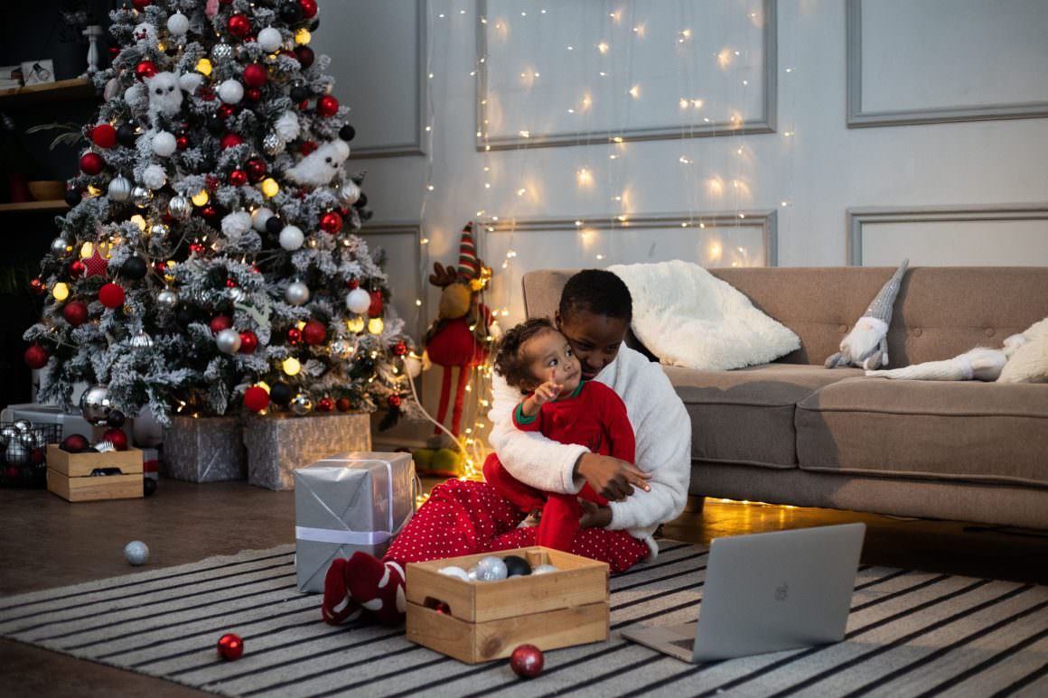 Noël en famille autour du sapin de Noël