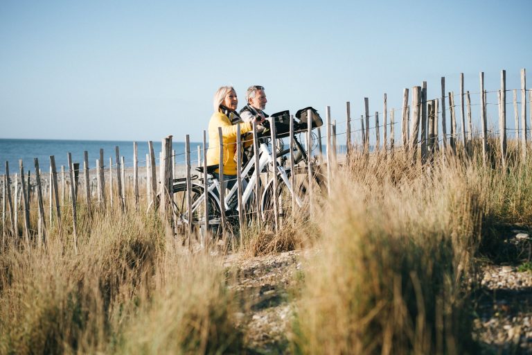 Couple en balade à vélo aux abords de la plage de Maguelone