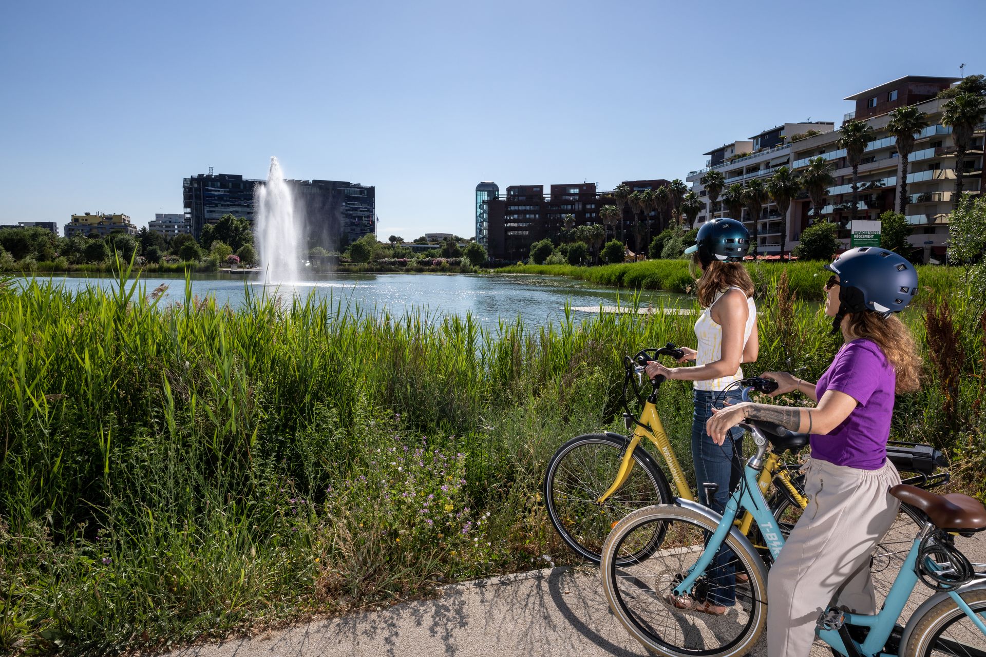2 jeunes femmes en vélo sur les rives du Lez à Montpellier