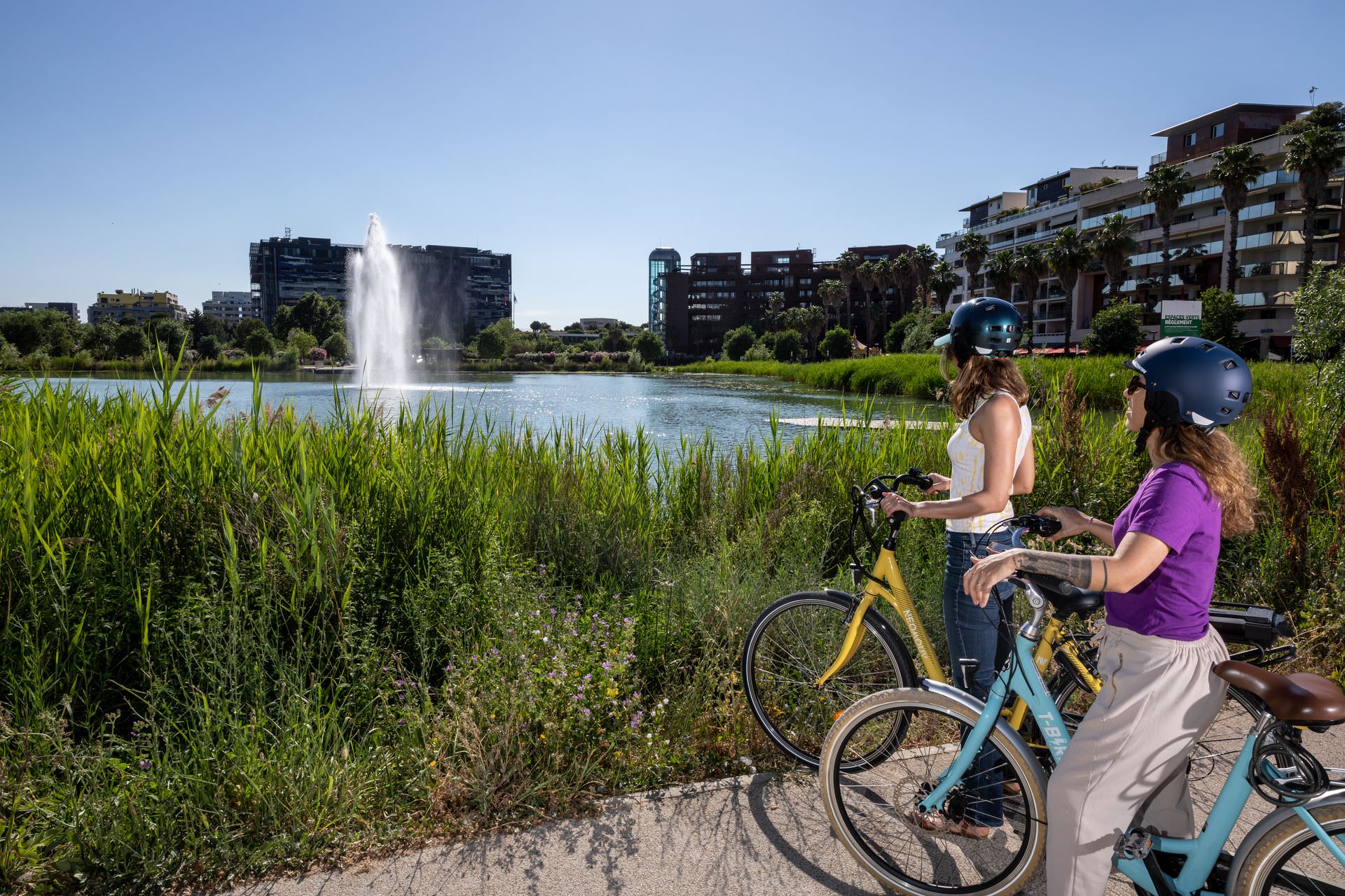 Bassin Jacques Coeur à Montpellier © Anthony Alliès 2 jeunes femmes en vélo sur les rives du Lez à Montpellier