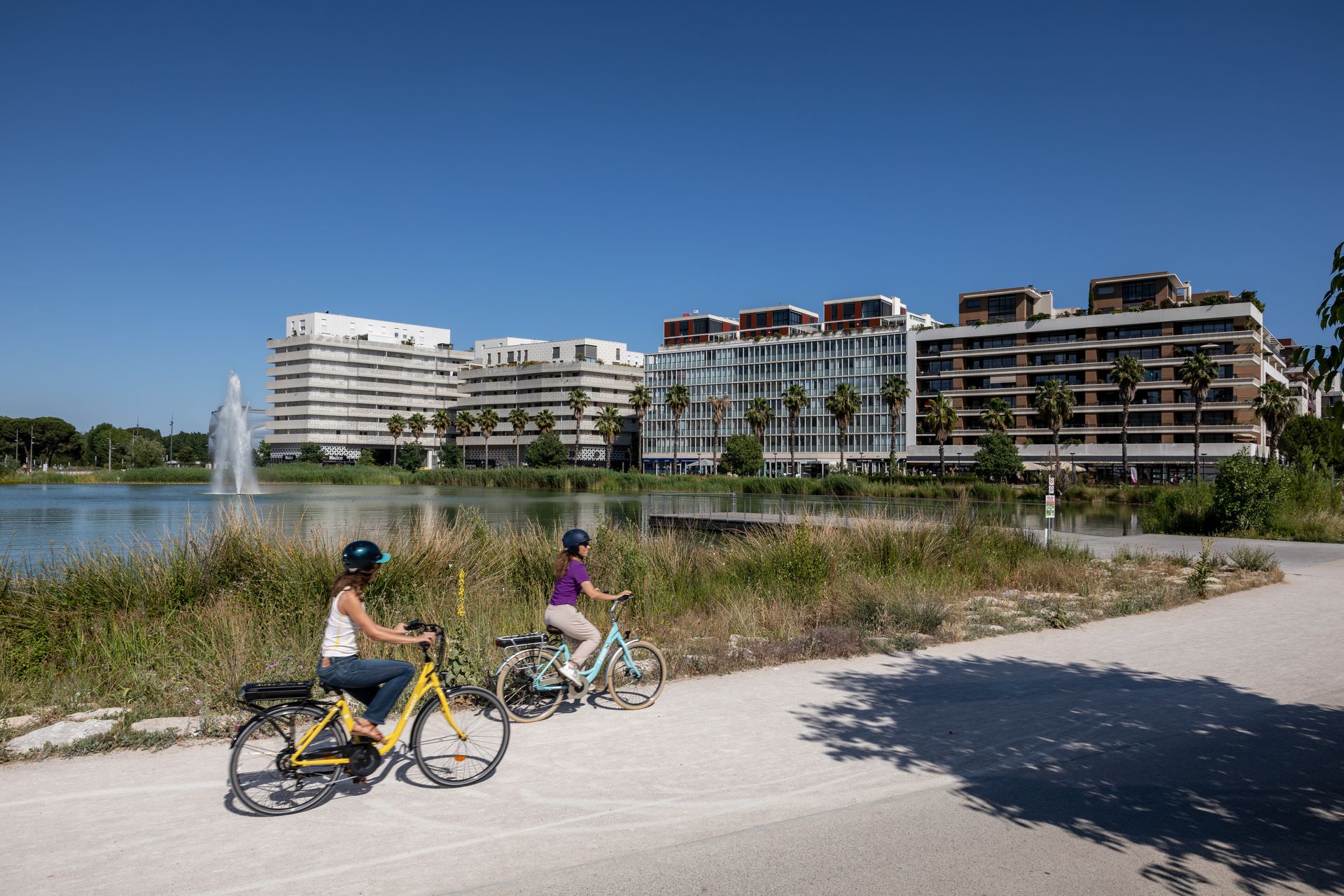 2 jeunes femmes en vélo sur les rives du Lez à Montpellier