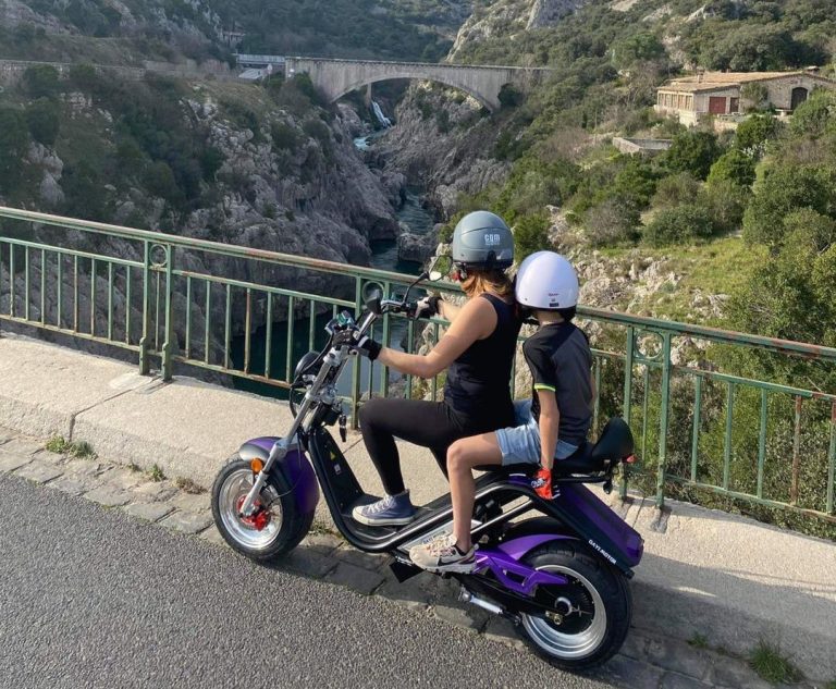 Couple en balade en Scooter éléctrique en Vallée de l'Hérault avec Scoot and Gau