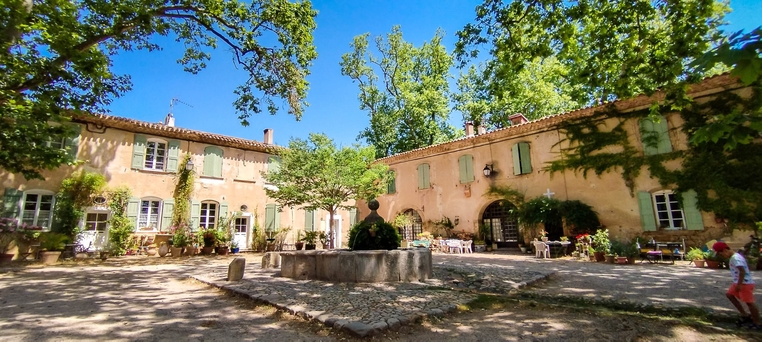 Place Louis XIV et sa fontaine à Villeneuvette entre Clermont L'Hérault et le cirque de Mourèze