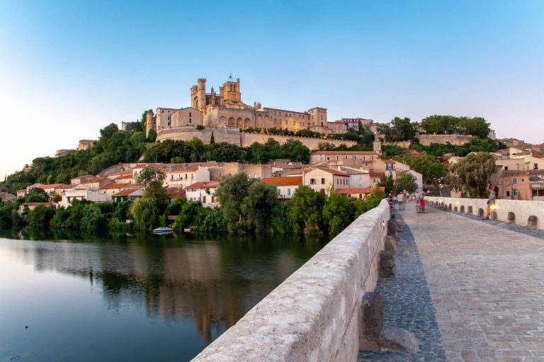 Des personnes se promènent sur le Pont Vieux restauré de Béziers