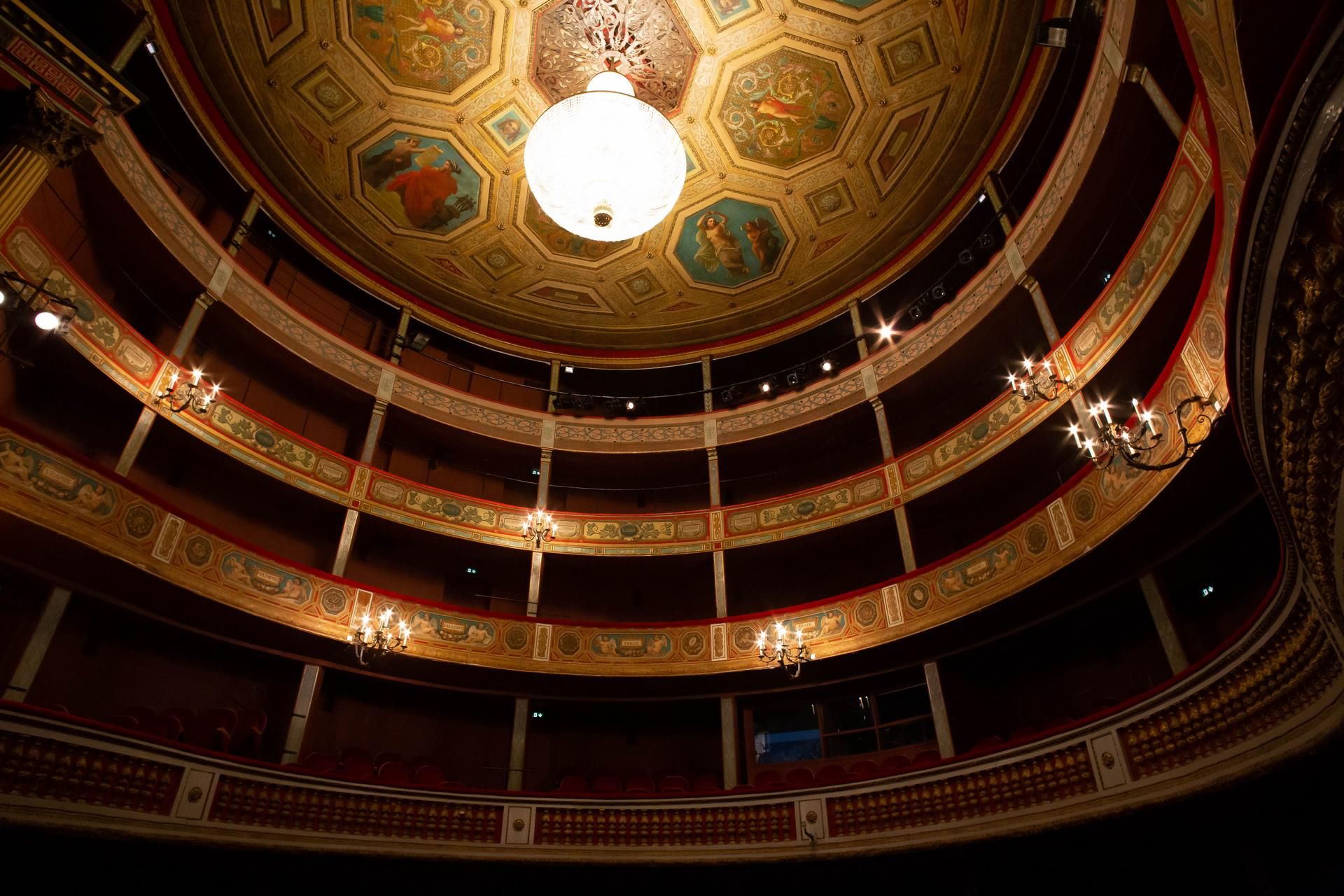 Vue de l'intérieur sur les balcons du théâtre municipal de Béziers