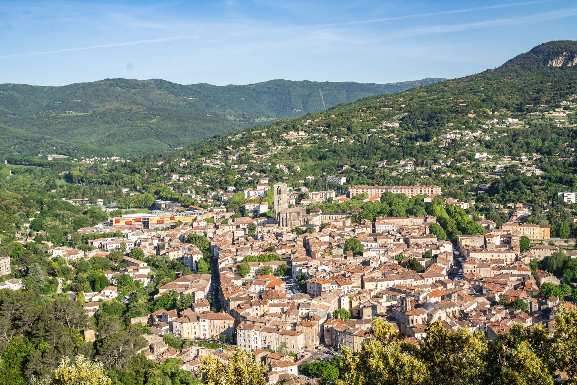 Vue panoramique sur la ville de Lodève dans le Lodévois et Larzac