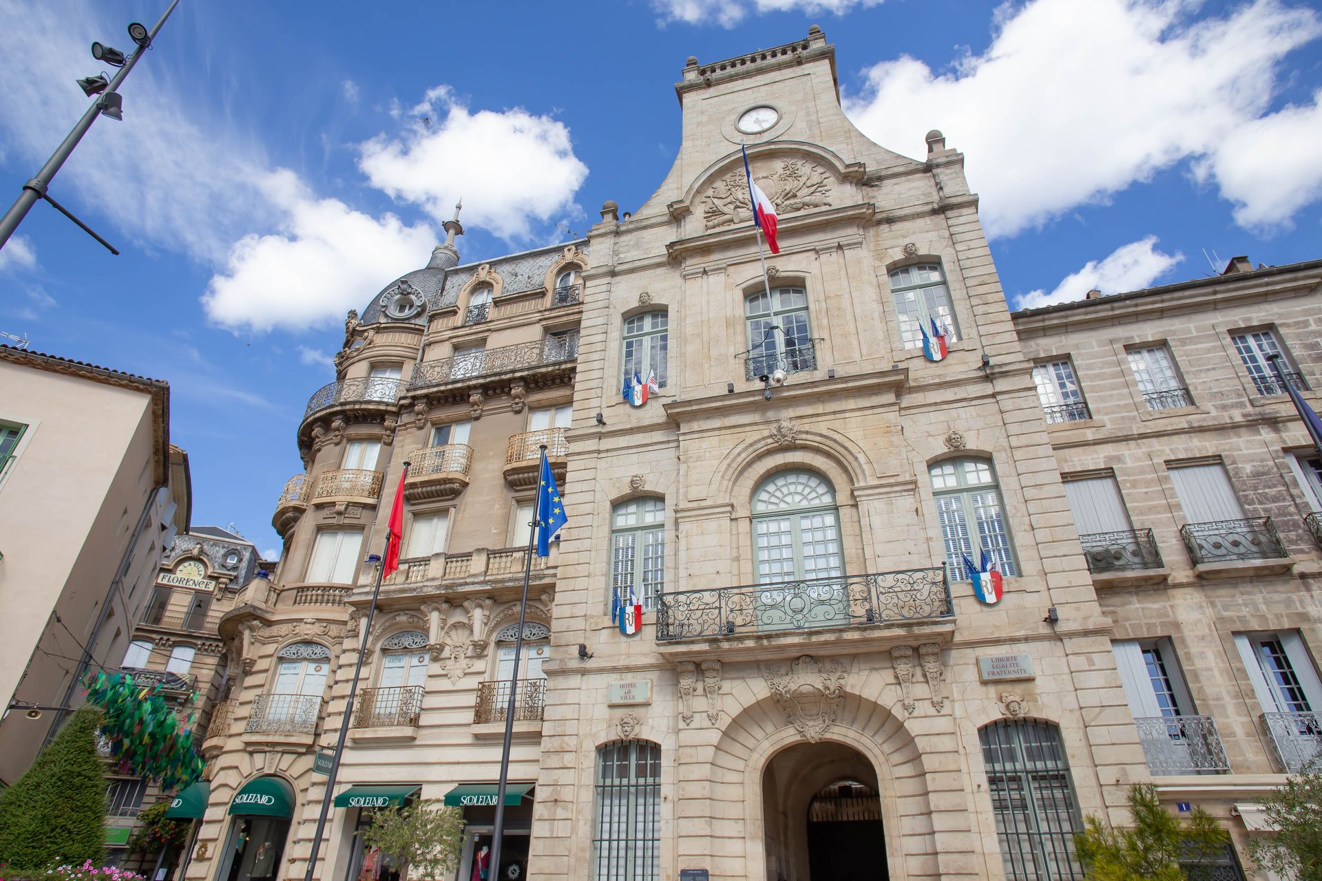 Vue sur la façade de la mairie de Béziers