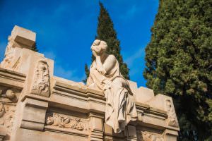 Sculpture dans le Cimetière Vieux de Béziers